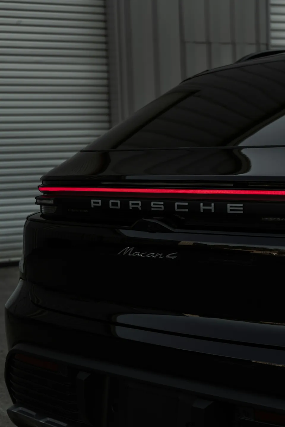 Задня оптика й кузов чорного Porsche Macan — стокова фотографія