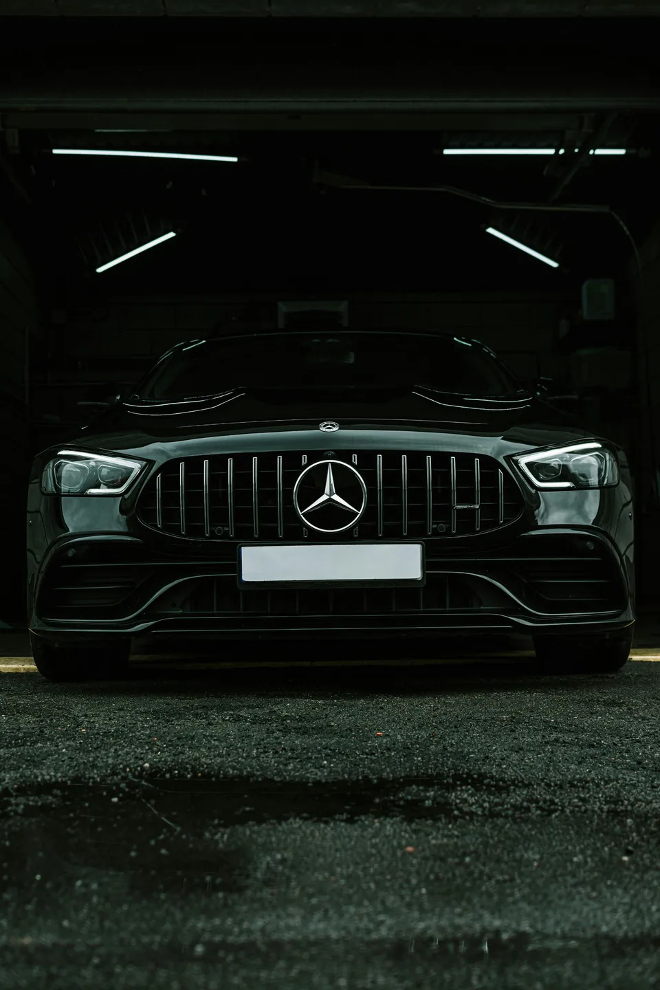 Чорний Mercedes-AMG спереду в темному гаражі — стокова фотографія