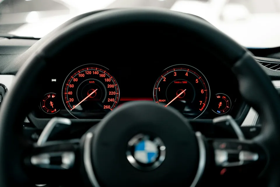 Кермо й панель автомобіля BMW — фотоілюстрація компонентів салону та безпеки